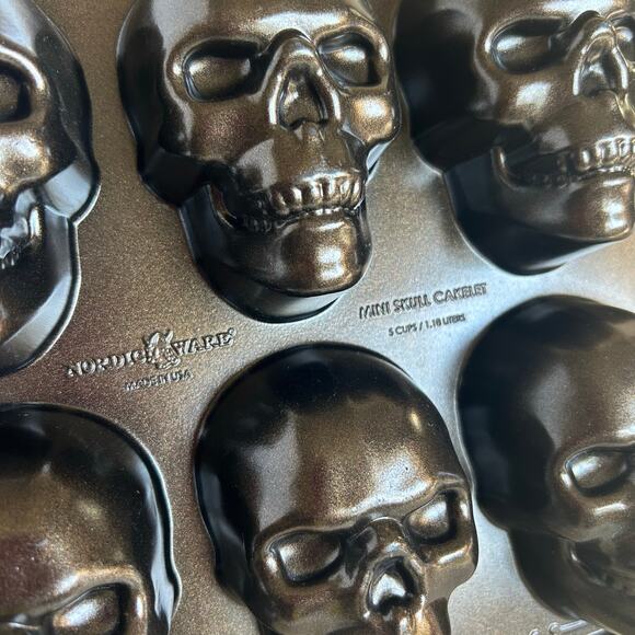 Nordic Ware Haunted Skull Cakelet Pan 6 Cavity Cast Aluminum Halloween Baking - Picture 1 of 6